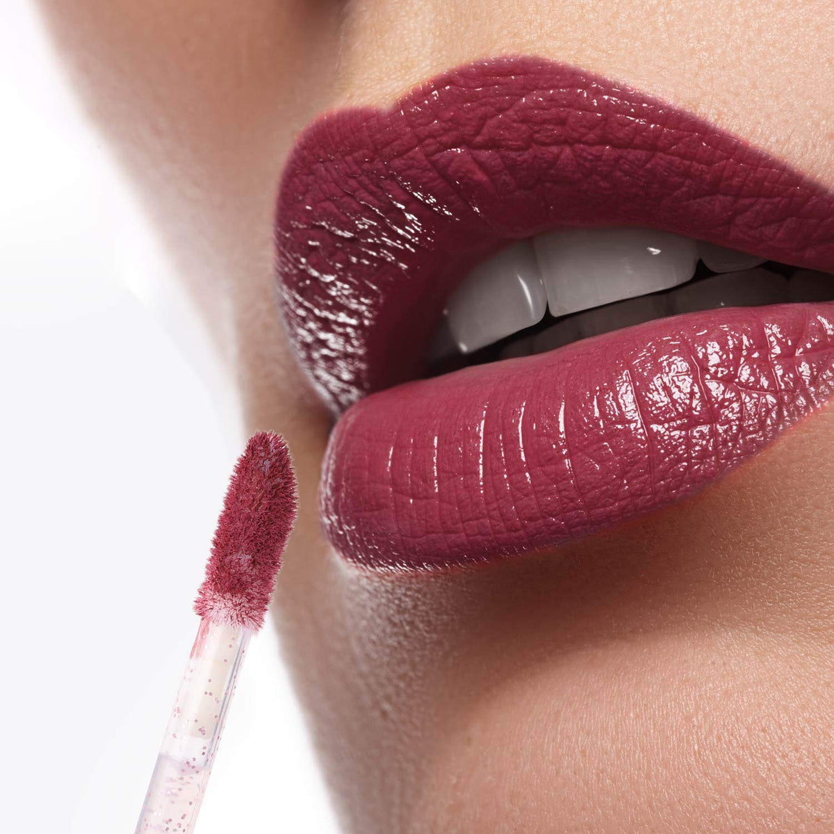 Experience flawless application with Tbestmax Disposable Lip Brushes, trusted by CuratCart for quality and convenience.