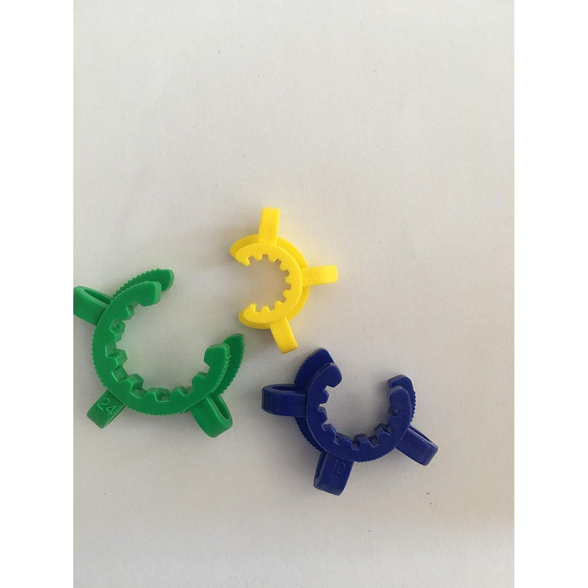 Original Keck Clips Ground Joints in green, blue, and yellow. Ideal for secure and reliable laboratory connections.