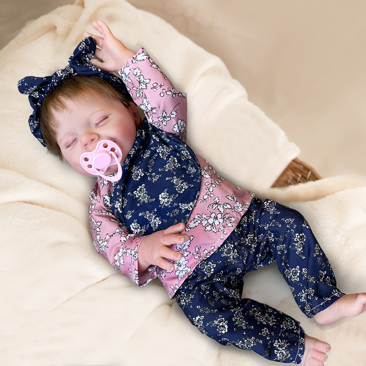 Discover the 18" lifelike reborn baby doll, featuring realistic details and an adorable outfit. 100% authentic and perfect for collectors.