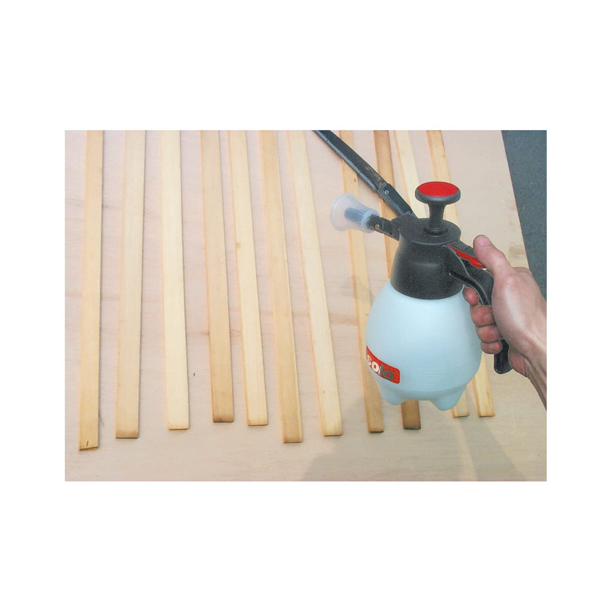 SOLO 418 One-Hand Pressure Sprayer, 1-Liter, Ergonomic Grip for Gardening, Fertilizing, Cleaning & General Use Spraying