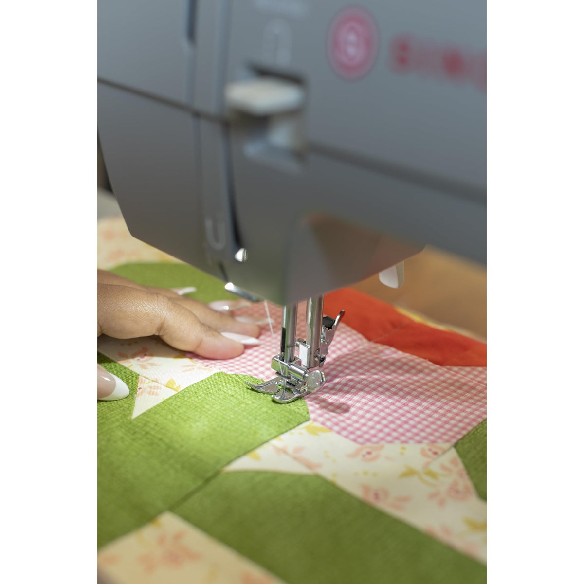 SINGER® 4452 Holiday Bundle Heavy Duty Sewing Machine + Accessory Kit