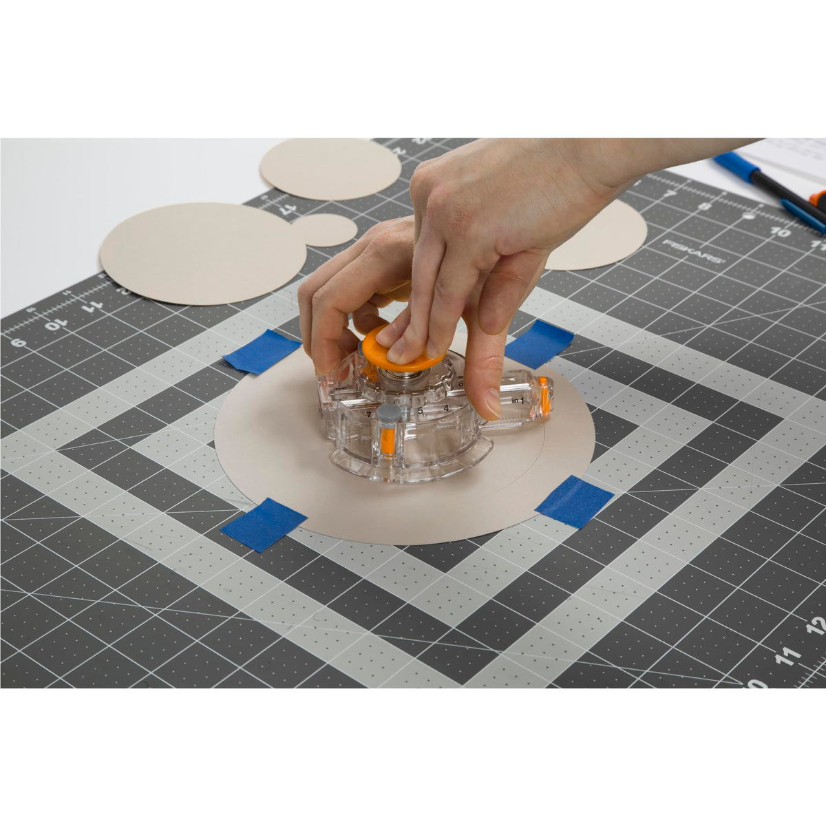 Fiskars Circle Cutter with 3 Replacement Blades for Paper & Arts and Crafts