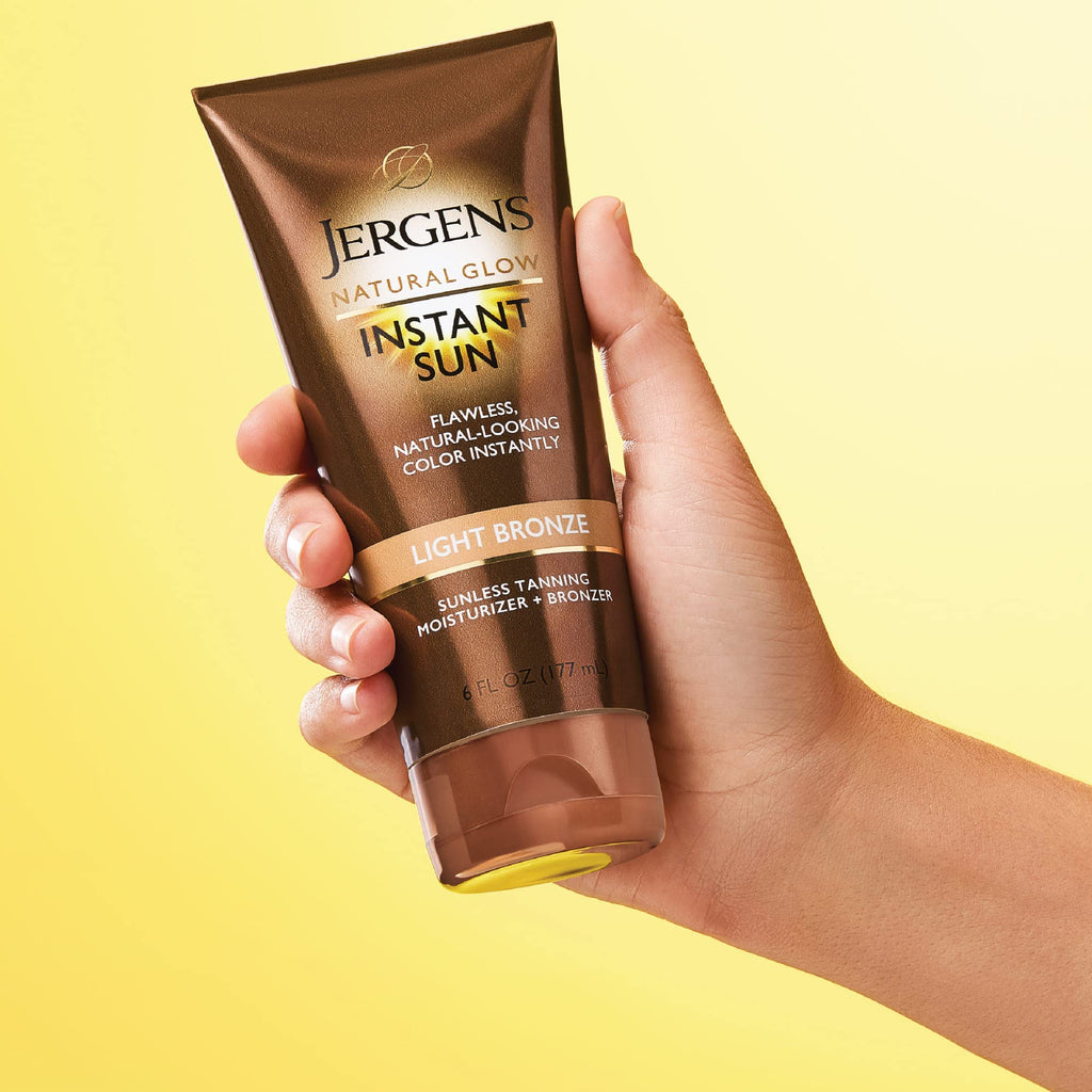 Jergens Natural Glow Instant Tanning Moisturizer, Light Bronze, 6 fl oz | Instant Bronze Color, Natural-Looking Tan, Lightweight Formula, Streak-Free Application, Sunless Glow