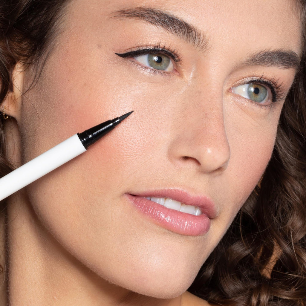 ILIA - Clean Line Liquid Liner with Precision Tip | Quick Dry, Water Resistant, Smooth Application | Carbon Black-Free, Non-Toxic, Vegan, Cruelty-Free (Classic Black, 0.01 fl oz | 0.55 ml)