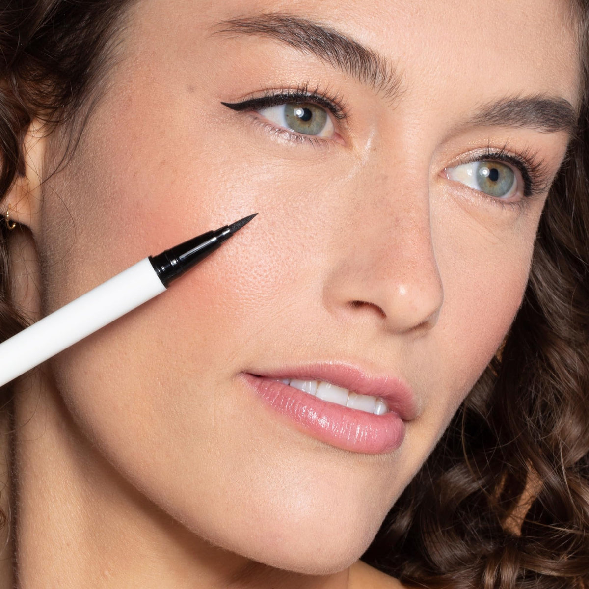 ILIA - Clean Line Liquid Liner with Precision Tip | Quick Dry, Water Resistant, Smooth Application | Carbon Black-Free, Non-Toxic, Vegan, Cruelty-Free (Classic Black, 0.01 fl oz | 0.55 ml)