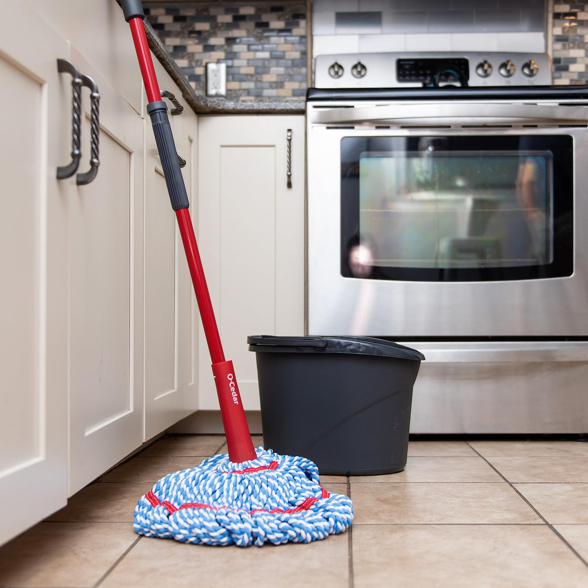 O-Cedar MicroTwist MAX Microfiber Twist Mop with 1 Extra Refill | Features Hands-Free Wringing | Extra Large 18-Inch Mop Head | Safe on All Floor Types,Red