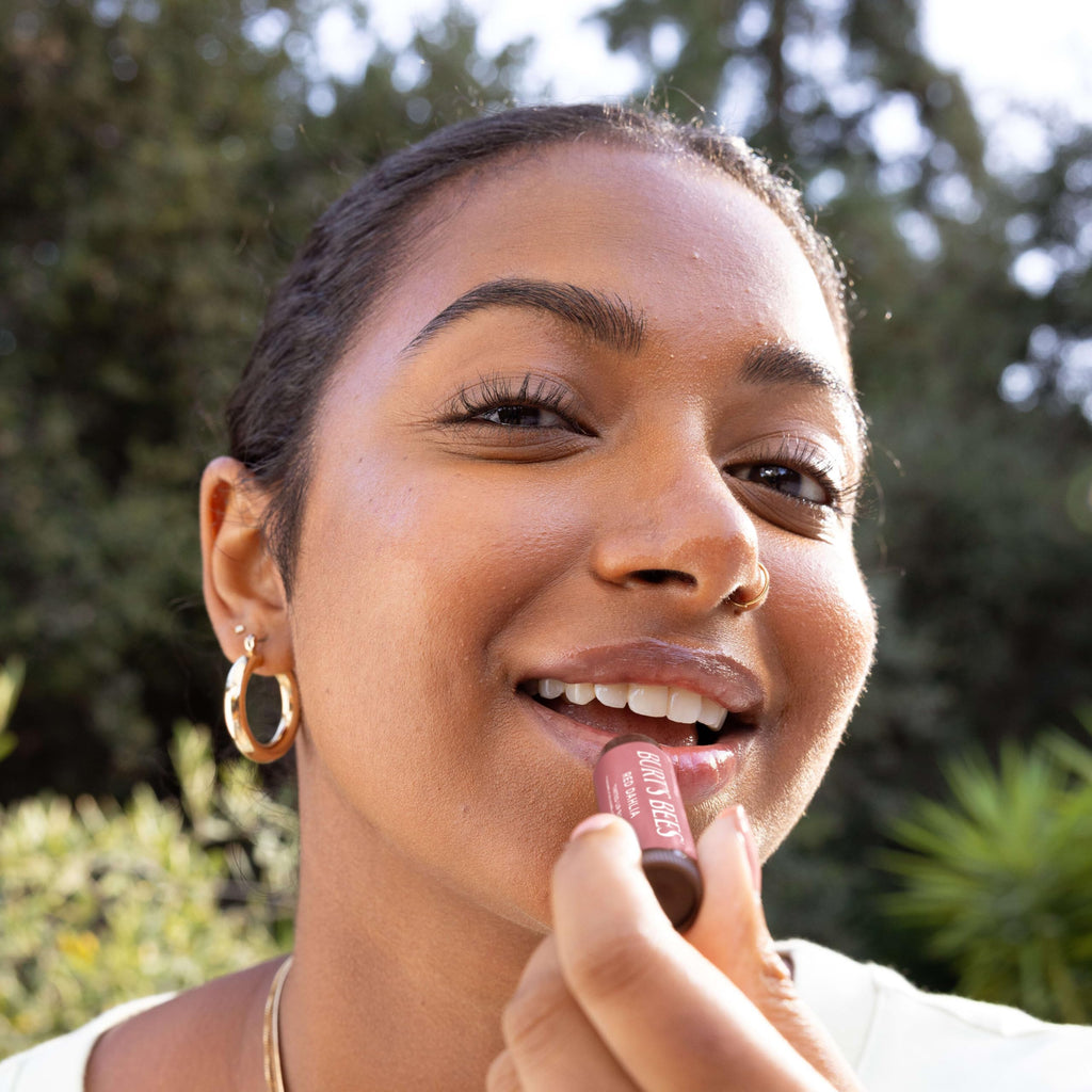 Buy now Burt's Bees Lip Tint Balm, Long Lasting 2 in 1 Duo Tinted Balm Formula, Color Infused with Hydrating Shea Butter for a Natural Looking Buildable Finish, Hibiscus, 1 Tube at indiglob india