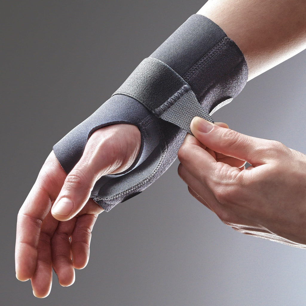 FUTURO Compression Stabilizing Wrist Brace, Breathable, Small/Medium