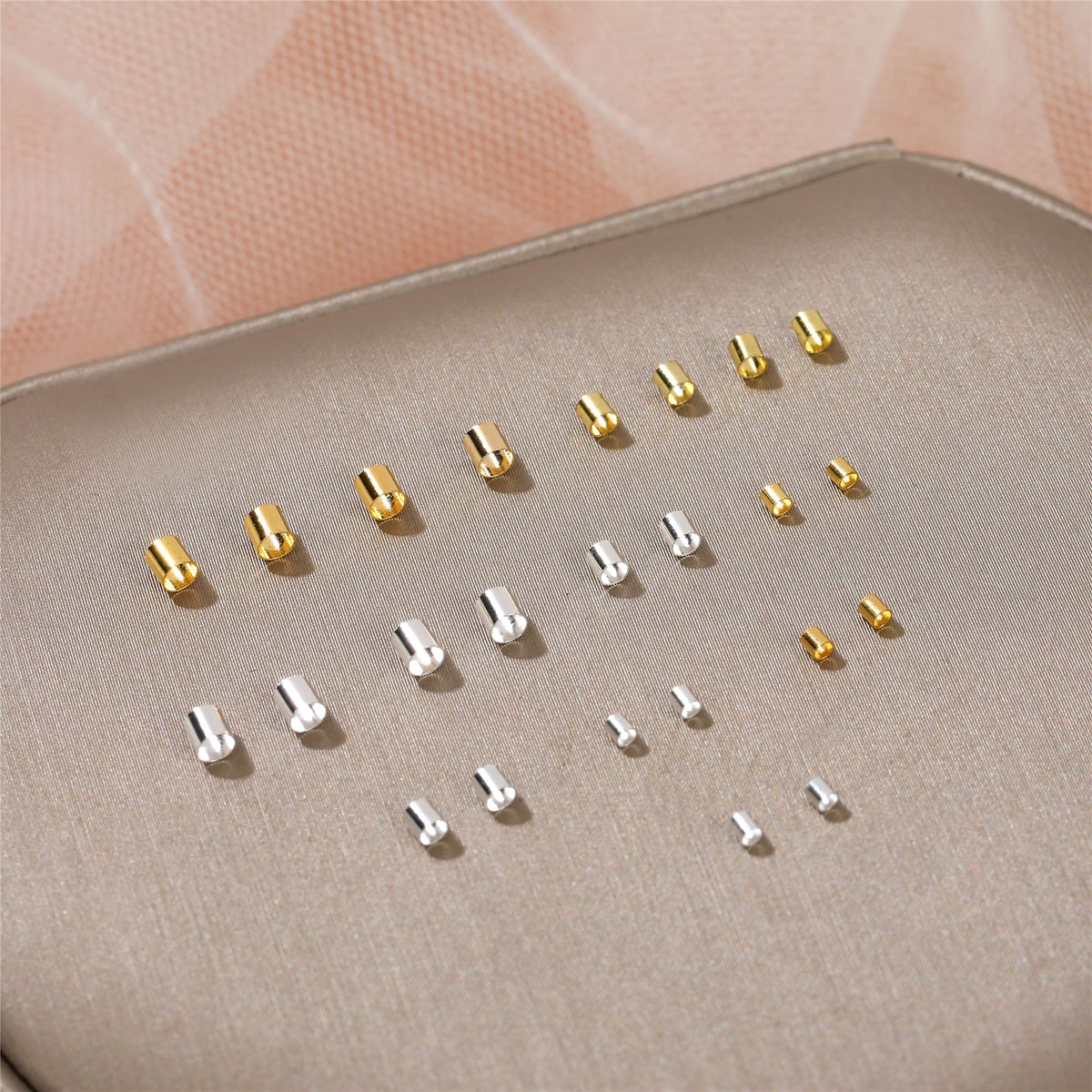 Hudinsun 1050 Pcs Silver and Gold Crimp Beads for Jewelry Making, 1.5mm 2mm 2.5mm Crimping Bead Stopper Crimp Tubes for Earring Necklace Pendant DIY Jewelry Making
