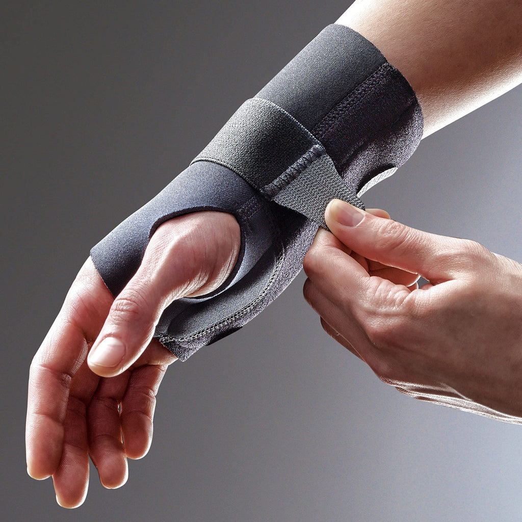 FUTURO Compression Stabilizing Wrist Brace, Breathable, Small/Medium