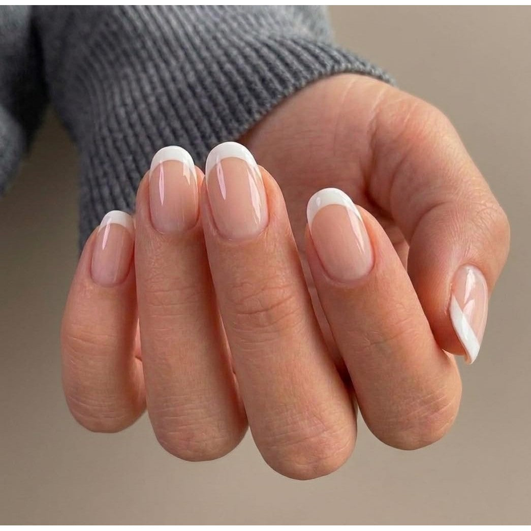 Stylish short French tip press-on nails, offering a chic look. Premium imported design perfect for effortless elegance.